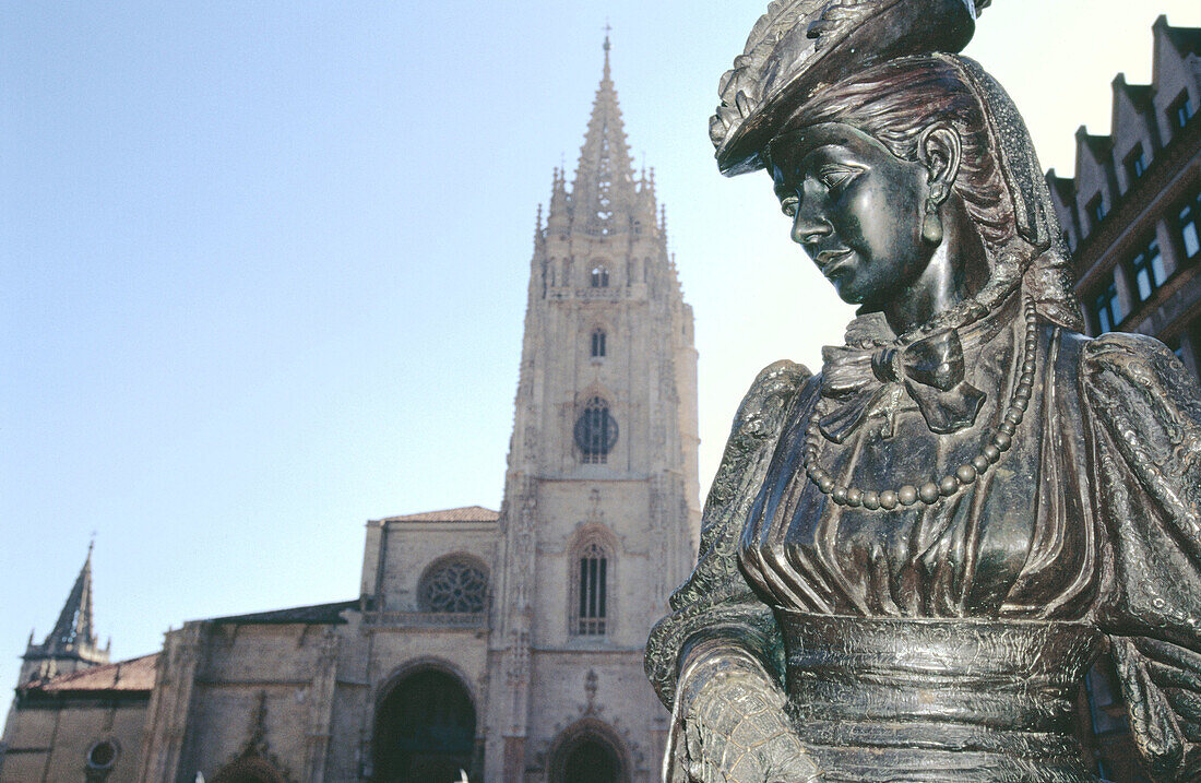 Statue von La Regenta (Die Frau des Regenten, eine Figur aus dem berühmten gleichnamigen Roman), vom Bildhauer Mauro Álvarez, im Hintergrund die Kathedrale. Plaza de Alfonso II el Casto. Oviedo. Asturien. Spanien