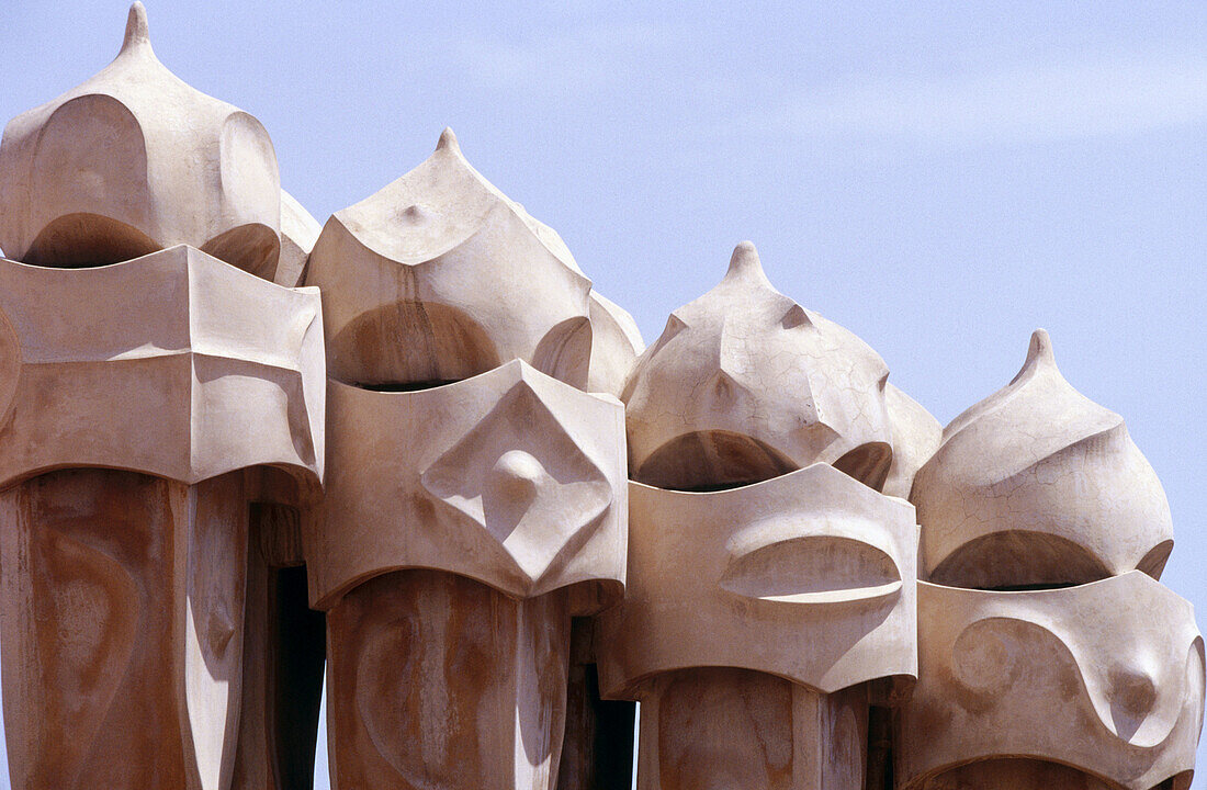 Detail der Schornsteine auf der Dachterrasse des Hauses Milà (alias La Pedrera 1906-1912 von Gaudí). Barcelona. Spanien