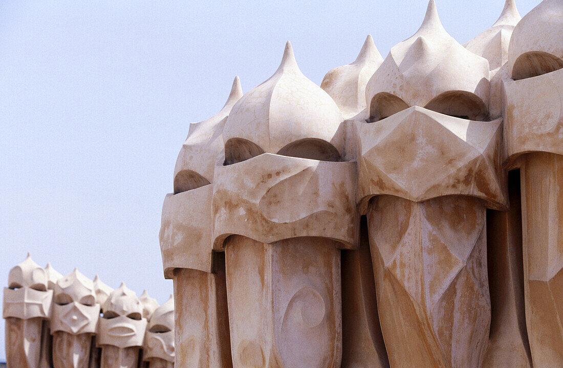 Detail der Schornsteine auf der Dachterrasse des Hauses Milà (auch bekannt als La Pedrera 1906-1912 von Gaudí). Barcelona. Spanien