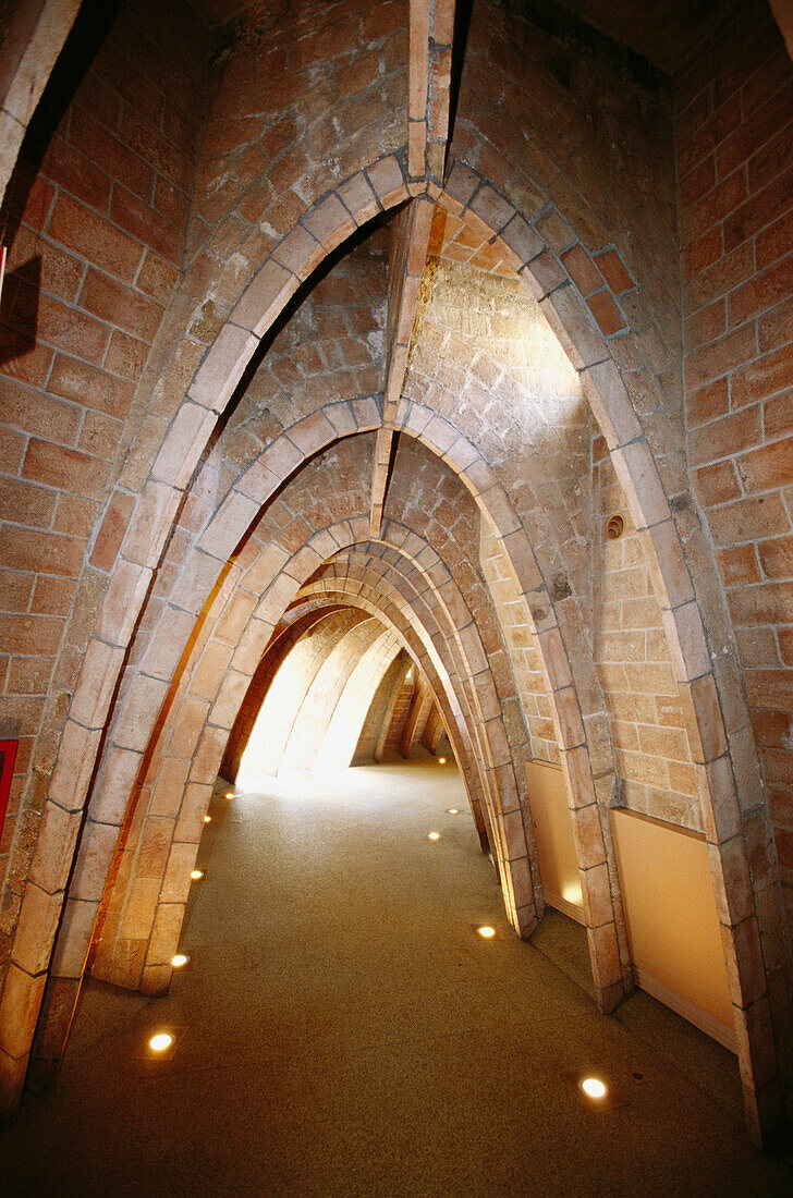 Casa Milà (La Pedrera) von Antoni Gaudí, Innenansicht des Dachgeschosses. Barcelona. Spanien