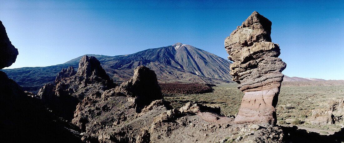 Roques de Garcia und der Berg Teide im Hintergrund. Teide-Nationalpark. Teneriffa, Kanarische Inseln. Spanien