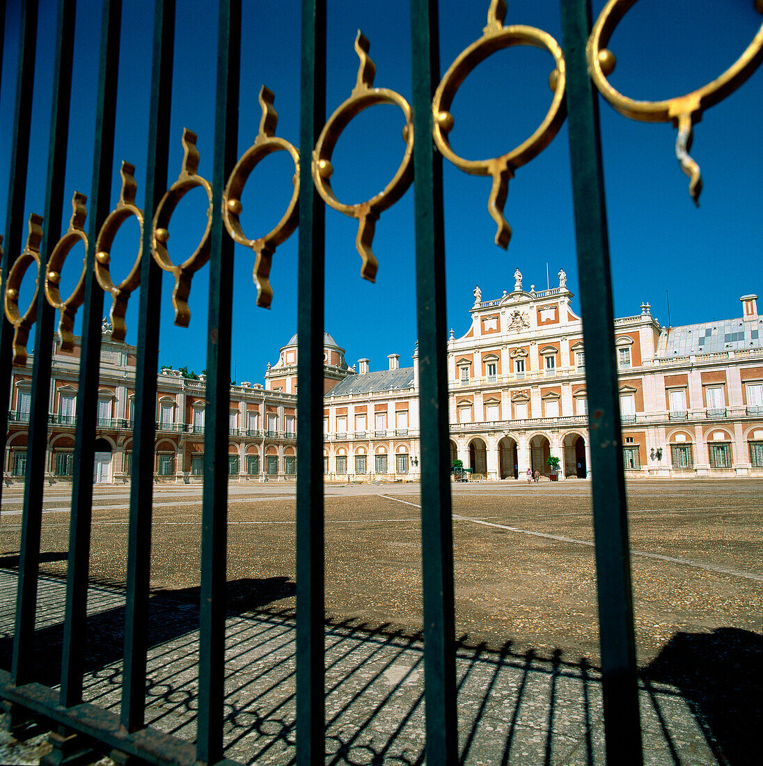 Aranjuez, Architektur, Aussen, Außen, Detail, Details, Europa, Farbe, Gebäude, Gitter, Königspalast, Madrid Provinz, Palacio Real, Palast, Paläste, Plätze der Welt, Reisen, Schatten, Spanien, Tageszeit