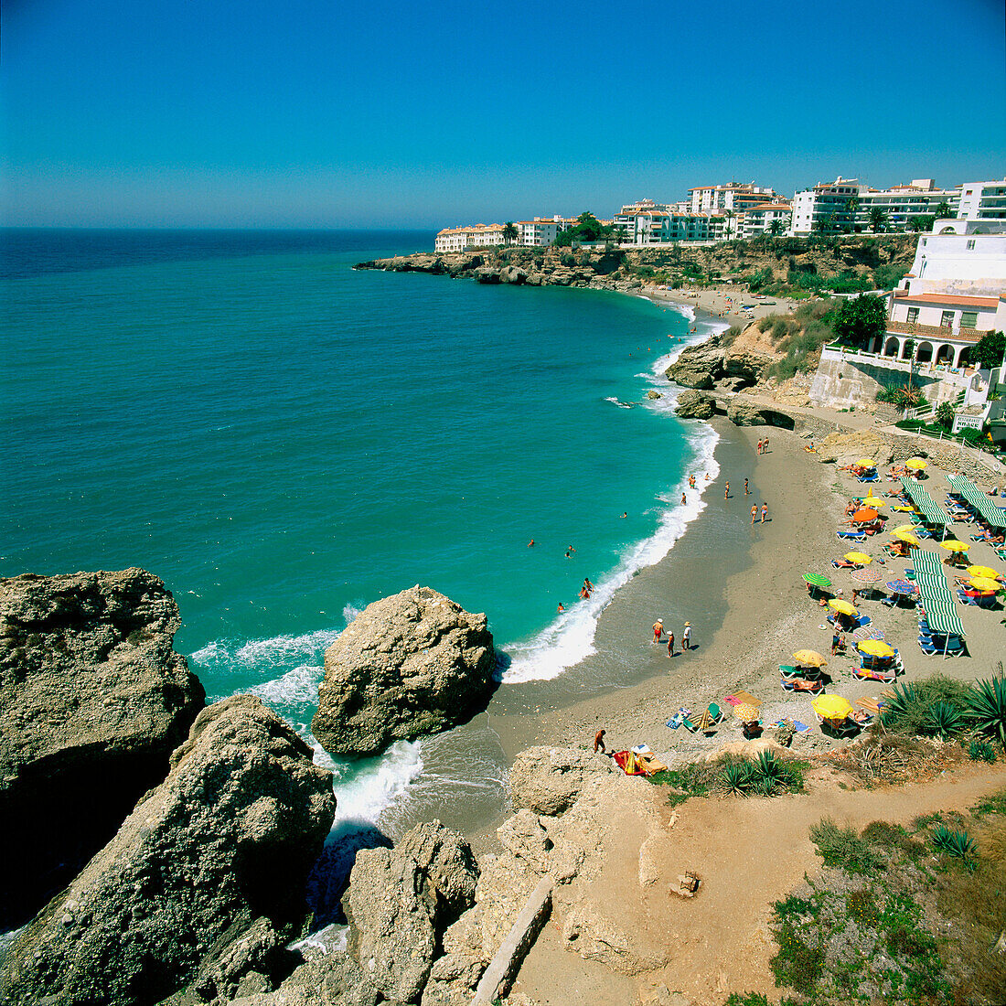 Der Strand vom Balcón de Europa aus. Nerja. Spanien