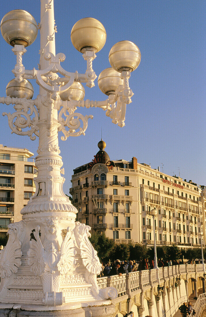 Hotel Londres und Detail der Straßenlampen. San Sebastián-Donostia. Guipúzcoa. Euskadi. Spanien