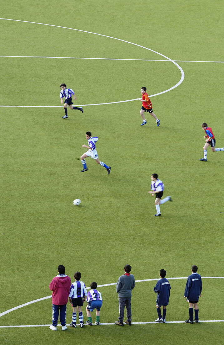 Jungen spielen Fußball