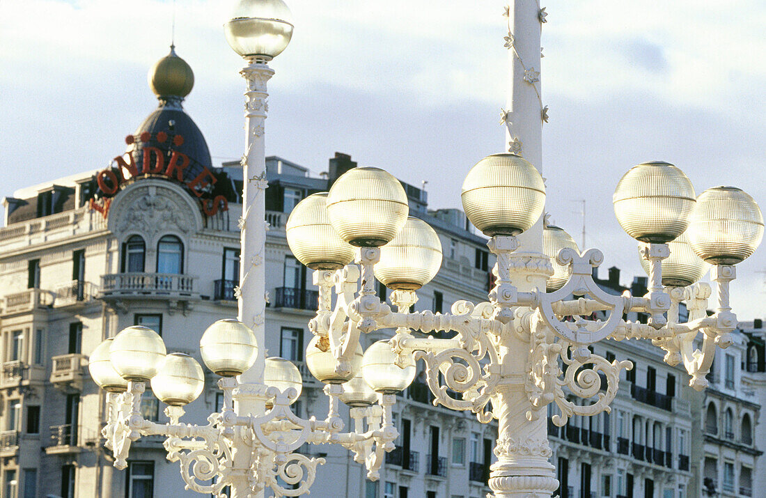 Hotel Londres und Detail von Straßenlampen. San Sebastián-Donostia. Guipúzcoa. Euskadi. Spanien