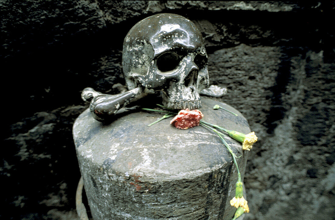 Bronze skull at Spaccanápoli area. Naples. Italy