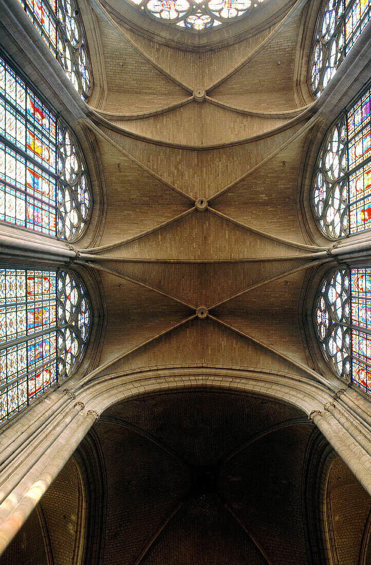  Arch, Arches, Architecture, Art, Arts, Ceiling, Ceilings, Color, Colour, Concept, Concepts, Daytime, Gothic architecture, Height, Indoor, Indoors, Interior, Low angle view, Stained glass window, Stained glass windows, Tall, Traceries, Tracery, Vault, Vau