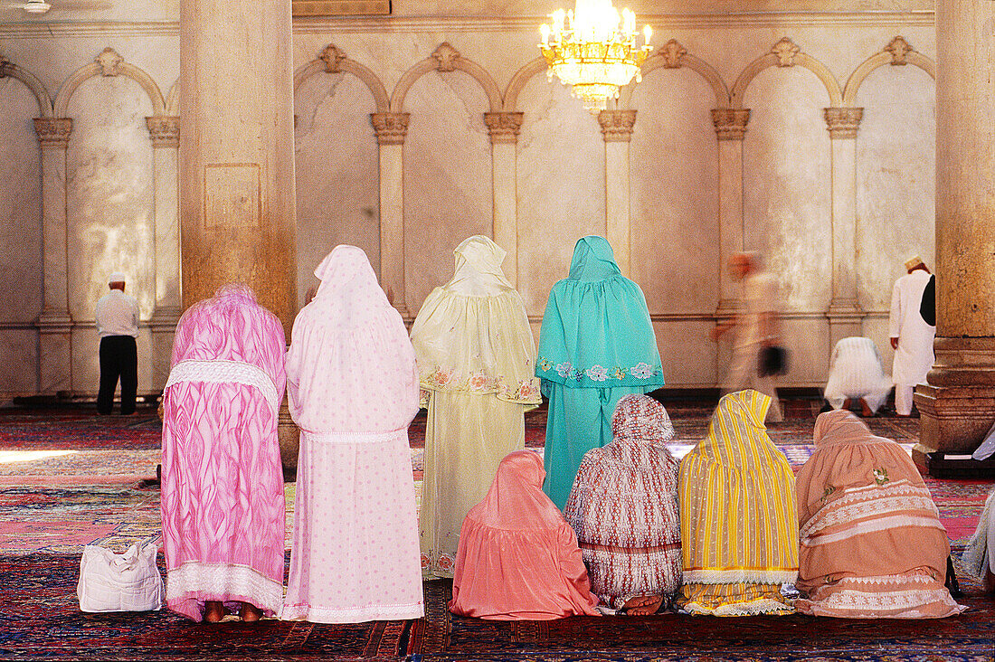 Women praying. Ommeyade Mosque. Damascus. Syria