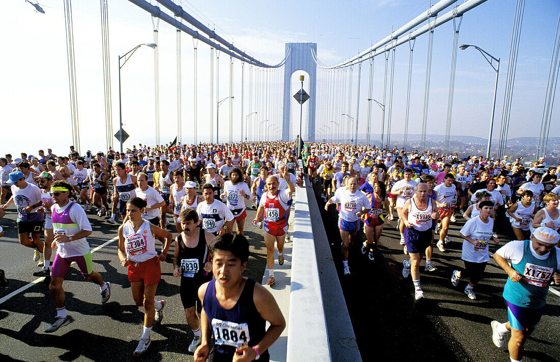 Marathon runners. Verrazano bridge. New York City. USA