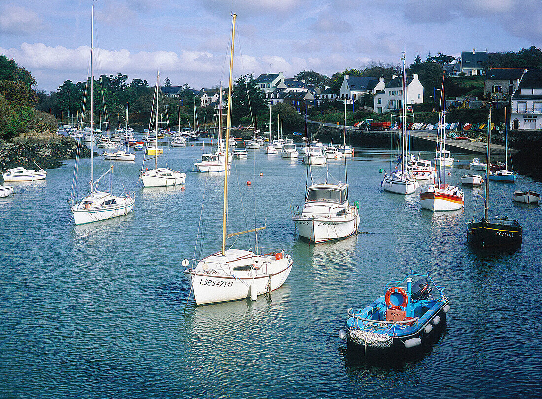 Boats moored in the aven . Doelan. Finistere. Brittany. France