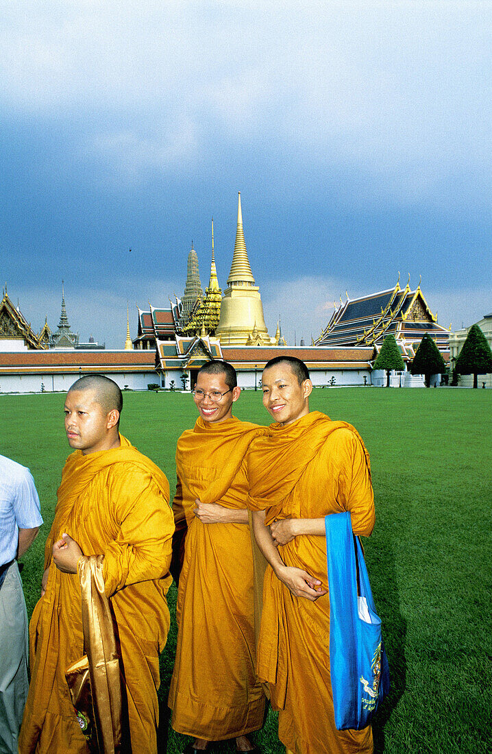 Buddhist monks. Grand Palace and Wat Phra Keo (Emerald Buddha Temple). Bangkok. Thailand