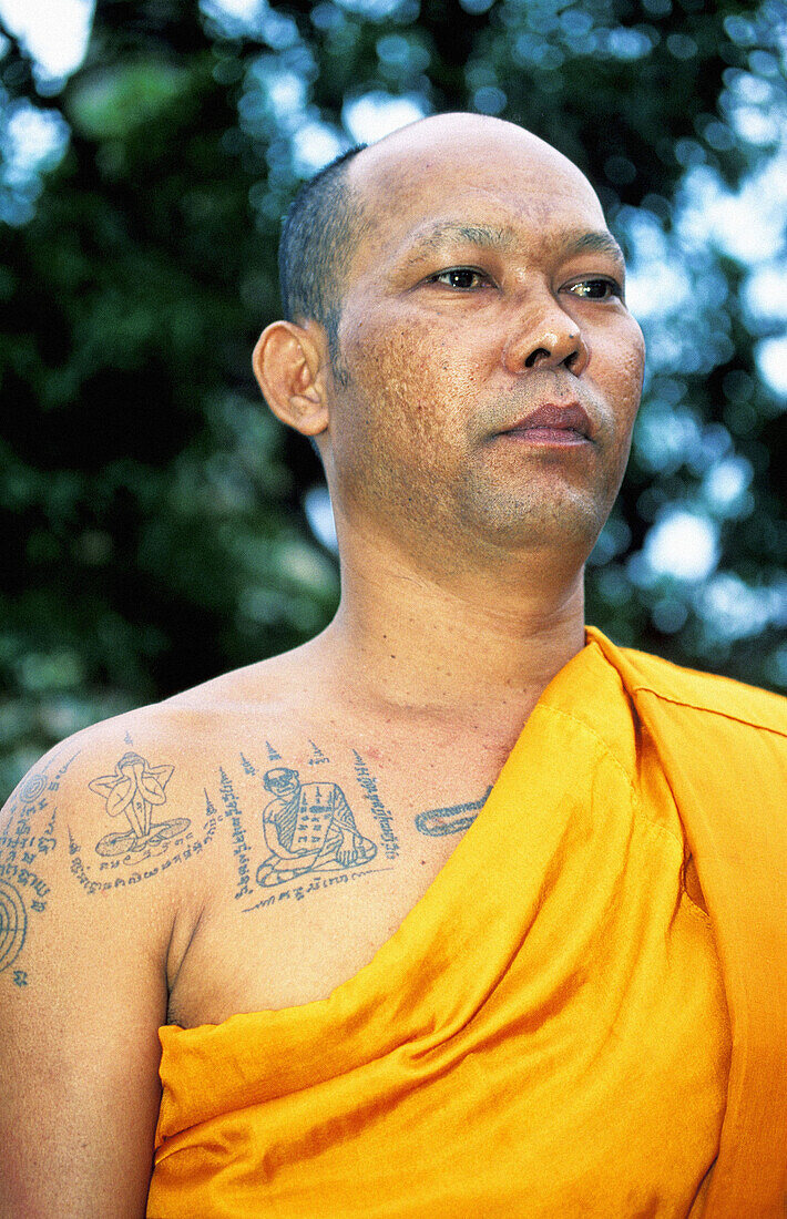 Monk tattoed with buddhist patterns. Wat Yai Chai Mongkon. Ayutthaya (near Bangkok) the Siam capital. Thailand