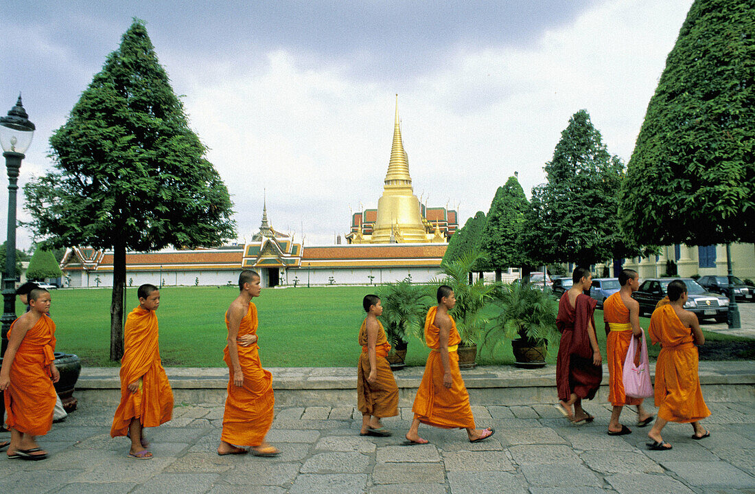 Buddhist monks. Grand Palace. Wat Phra Keo (Emerald Buddha Temple). Bangkok. Thailand