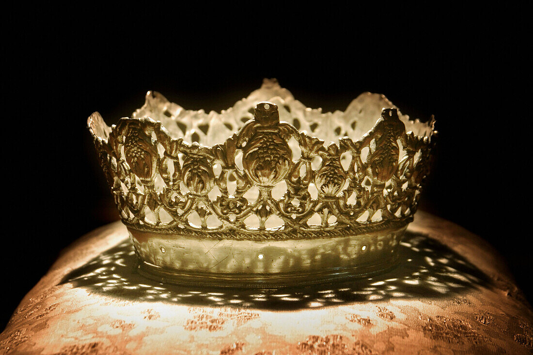 Crown of Queen Isabel the Catholic, Royal Chapel Museum at the Cathedral. Granada. Andalusia, Spain