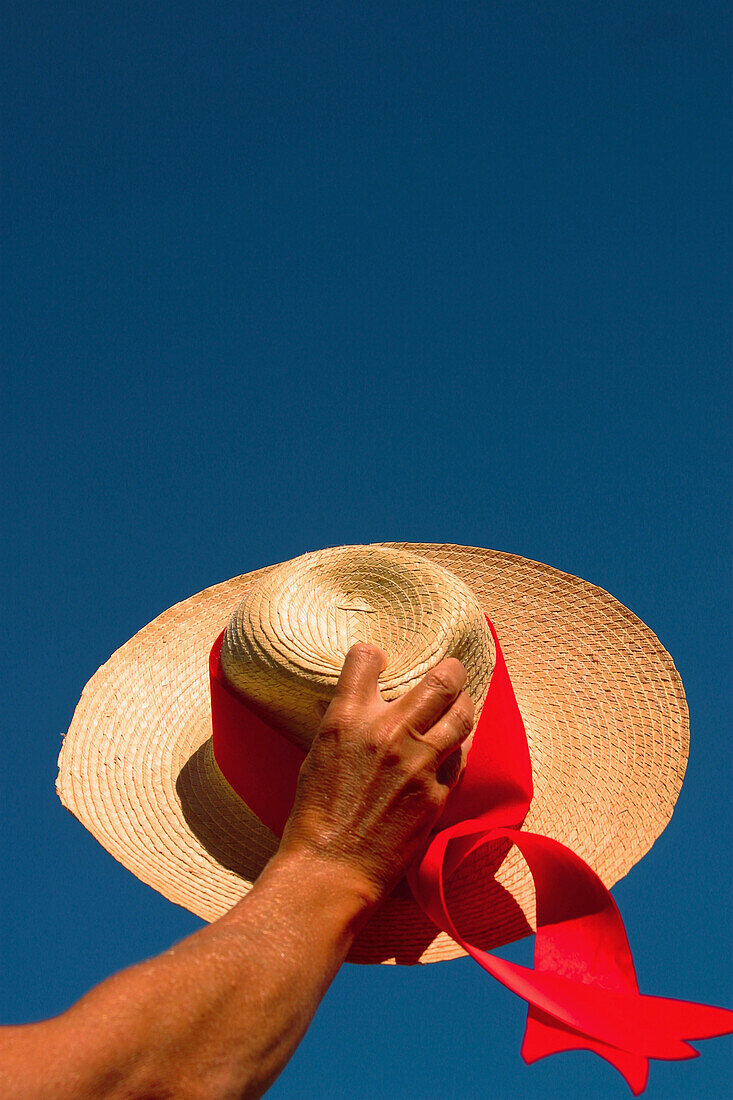  Adios, Adult, Adults, Arm, Arms, Color, Colour, Concept, Concepts, Contemporary, Daytime, Exterior, Farewell, Goodbye, Hat, Hats, Headgear, Hold, Holding, Human, Leisure, One, One person, Outdoor, Outdoors, Outside, People, Person, Persons, Single person