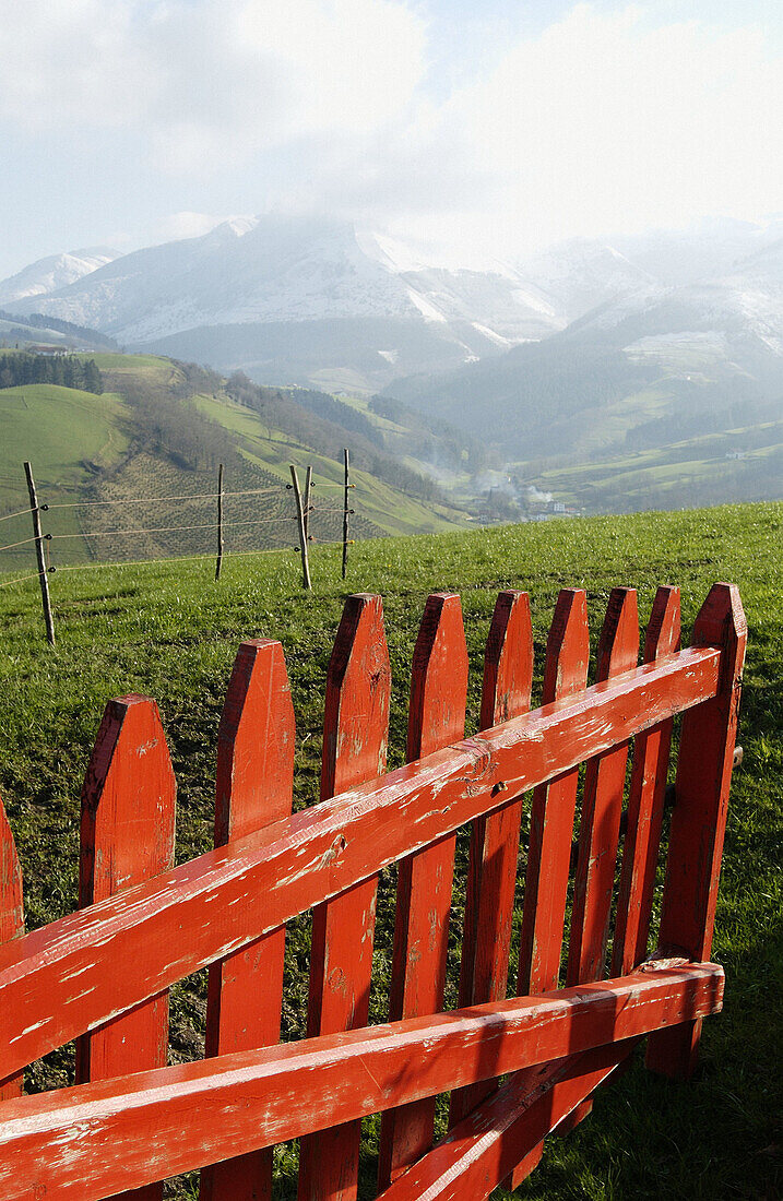  Aussen, Außen, Berg, Berge, Europa, Farbe, Feld, Felder, Gebirgskette, Gebirgsketten, Gebirgszug, Hindernis, Hindernisse, Holz, Hölzern, Land, Ländlich, Landschaft, Landschaften, Natur, Plätze der Welt, Rot, Spanien, Tageszeit, Tal, Täler, Verschneit, Ve