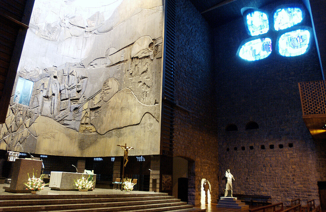 Altaraufsatz von Lucio Muñoz im Tempel Santa María de Arantzazu. Guipúzcoa. Spanien