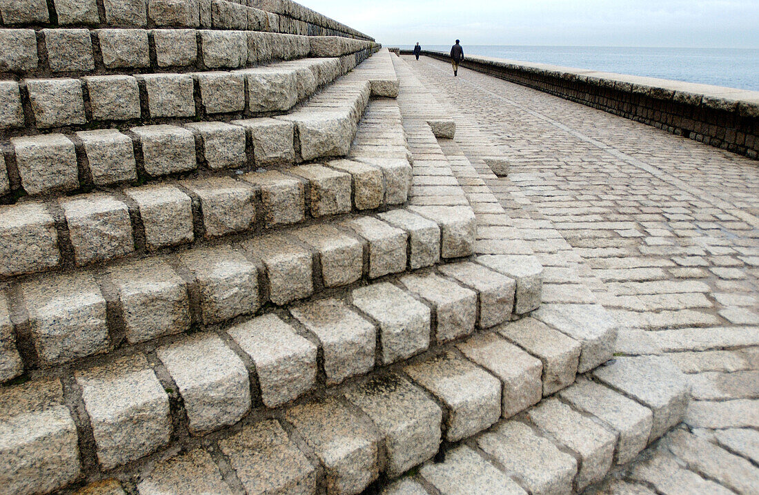 Strandpromenade am Meer. San Sebastián. Spanien