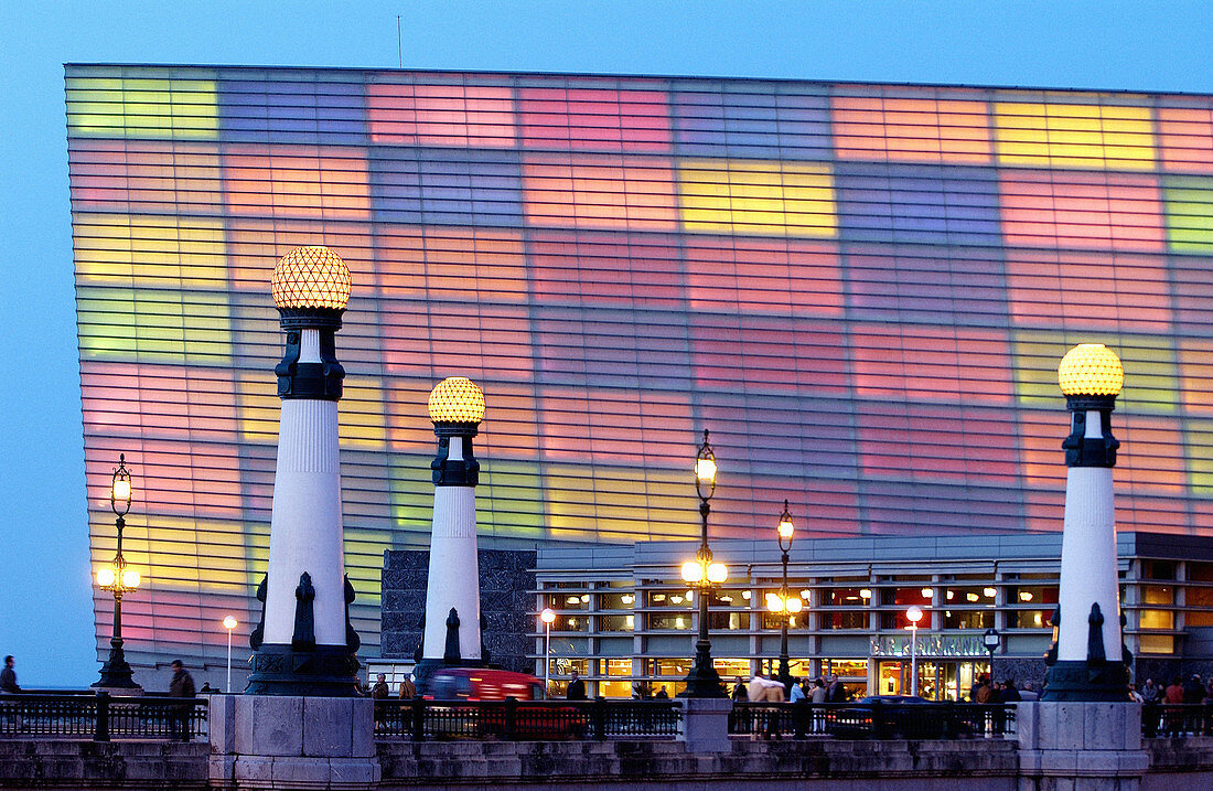 Karnevalsbeleuchtung im Kursaal Center, von Rafael Moneo. San Sebastián. Spanien