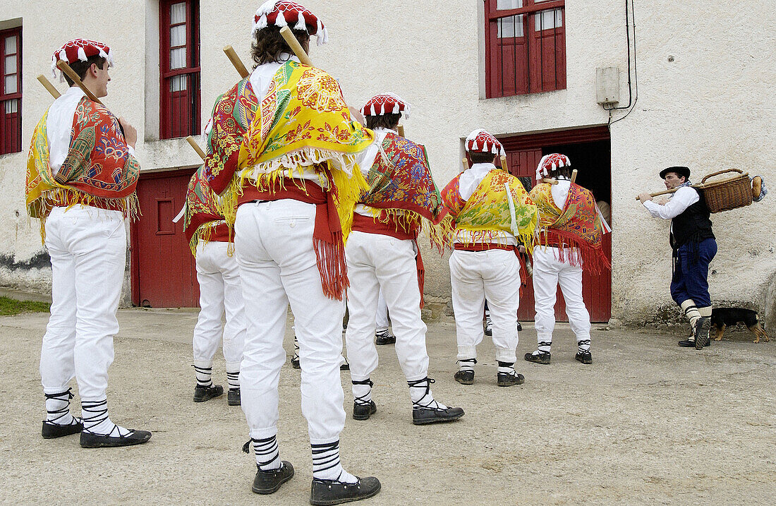 Txantxos (Tänzer) bei Makil-Dantza (folkloristischer Tanz, der während des Karnevals in jedem Bauernhaus aufgeführt wird). Abaltzisketa. Guipúzcoa, Euskadi. Spanien