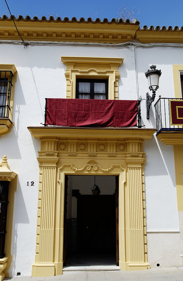 Verzierte Balkone in der Straße San Pedro während der Karwoche. Osuna. Provinz Sevilla. Andalusien. Spanien