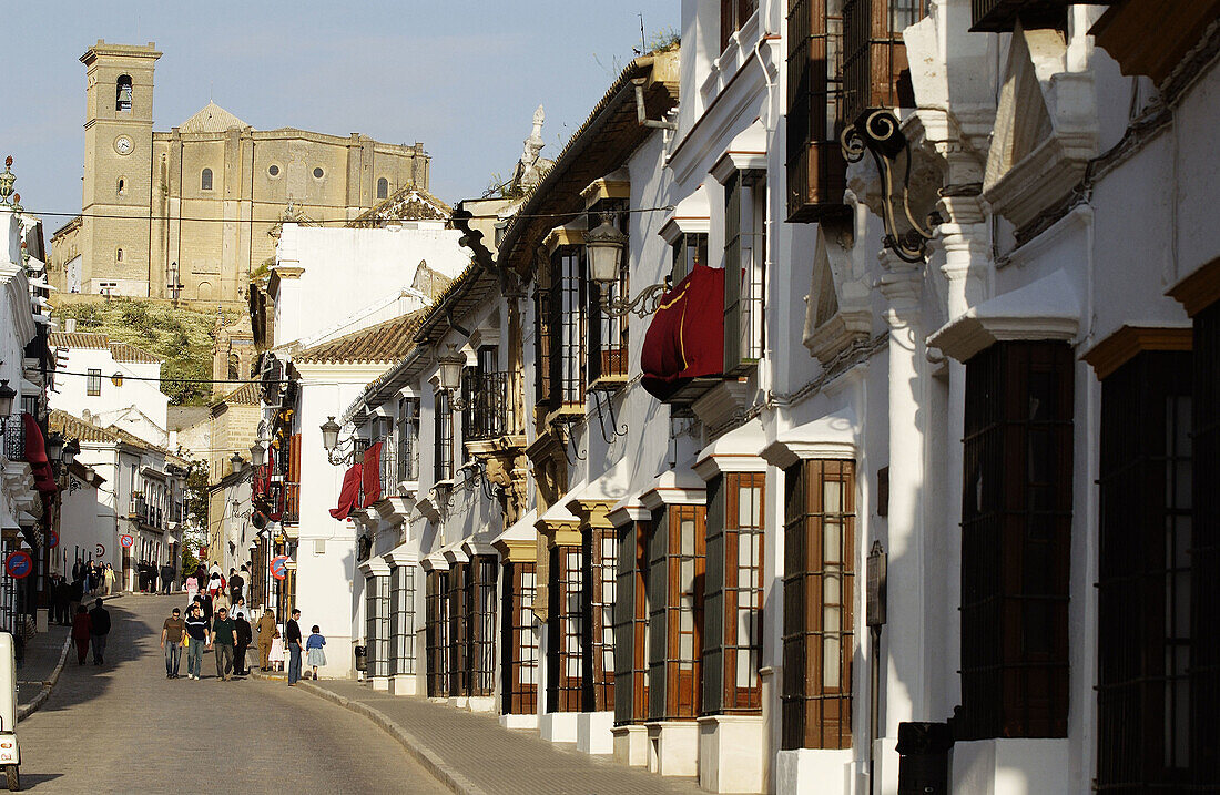 Straße von Sevilla während der Karwoche mit der Stiftskirche im Hintergrund. Osuna. Provinz Sevilla. Andalusien. Spanien