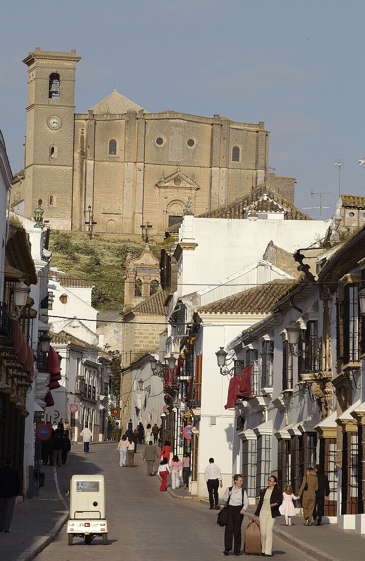 Straße Sevilla und Stiftskirche im Hintergrund. Osuna. Provinz Sevilla. Andalusien. Spanien