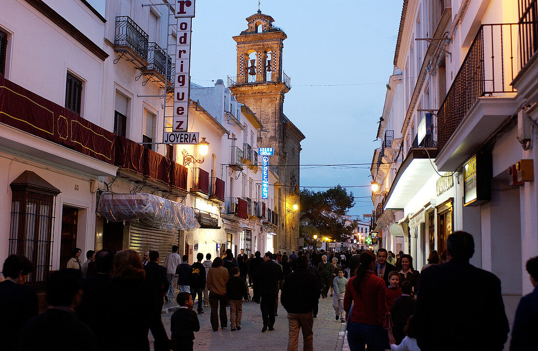 Carrera-Straße und Turm der Kirche Santo Domingo. Osuna. Provinz Sevilla. Spanien