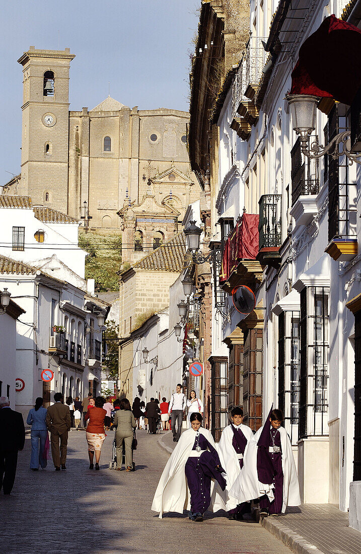 Straße von Sevilla während der Karwoche mit der Stiftskirche im Hintergrund. Osuna. Provinz Sevilla. Andalusien. Spanien