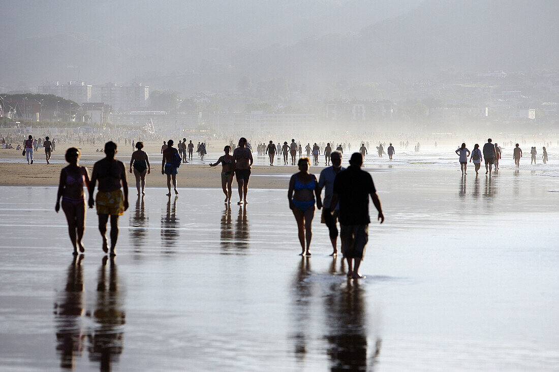 Menschen am Strand, Hendaye. Aquitanien, Frankreich