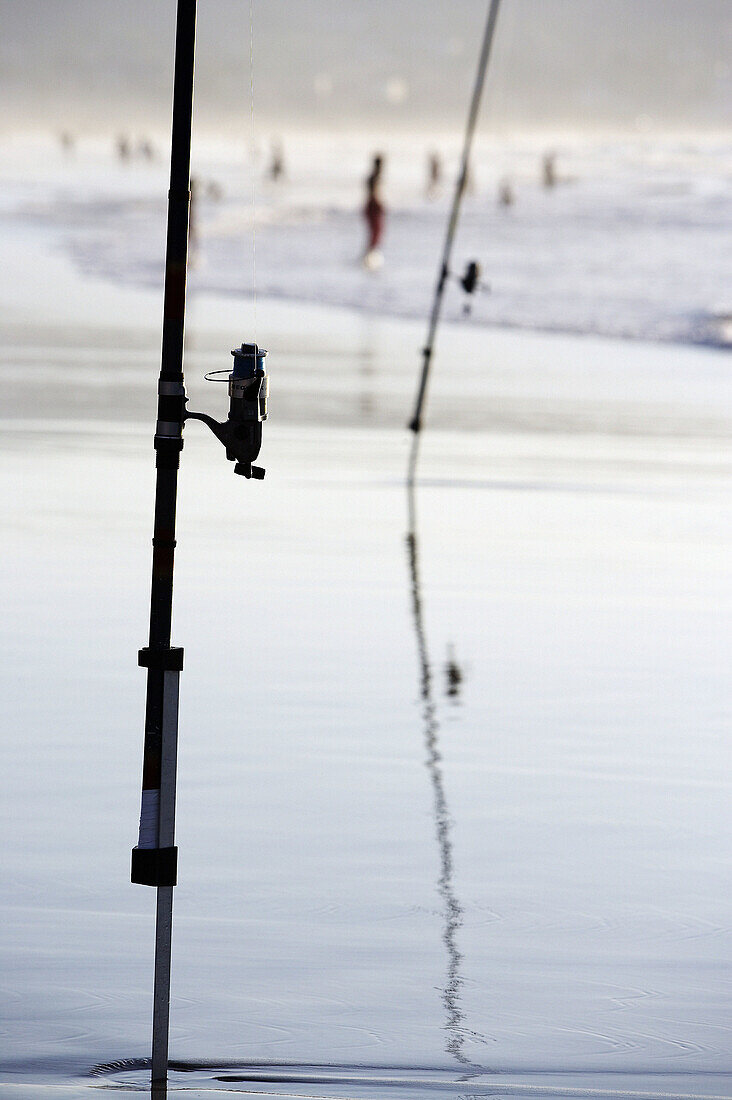 Sportfischen am Strand. Hendaye, Aquitanien. Frankreich