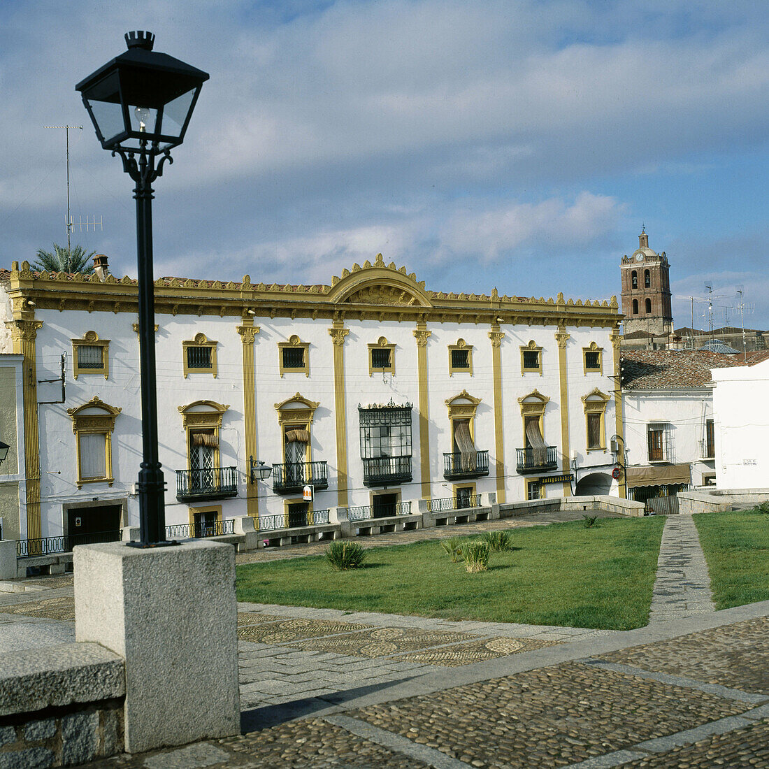 Casa Grande (17. Jahrhundert). Glockenturm der Colegiata de la Candelaria im Hintergrund, gotischer Stil. Zafra (Badajoz). Spanien