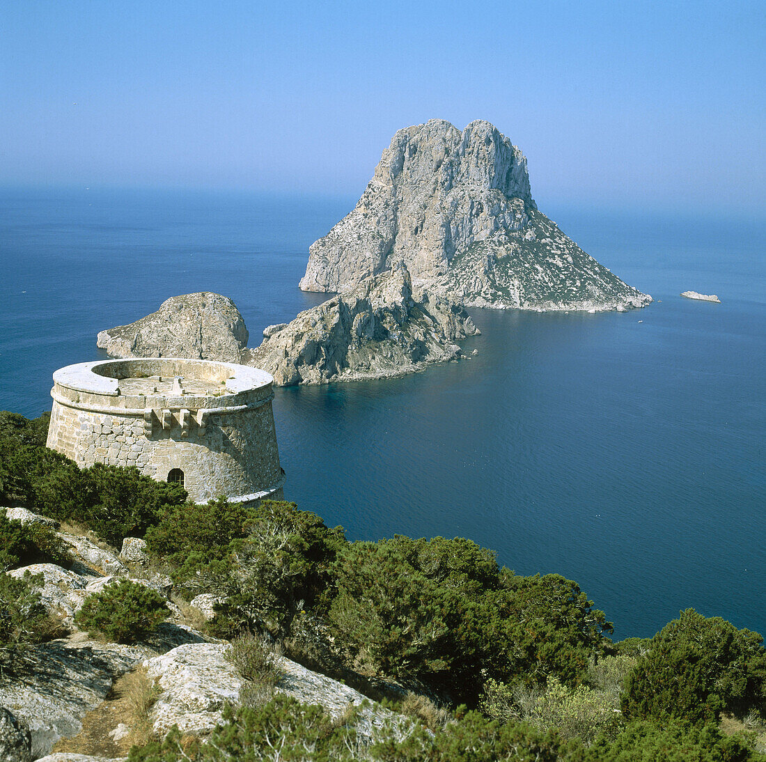 Torre des Savinar und die Inseln Es Vedrà und Es Vedranell. Ibiza, Balearische Inseln. Spanien