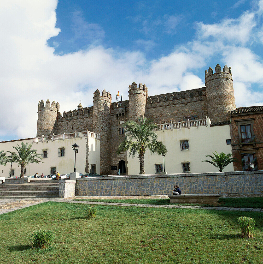 Parador Nacional (staatliches Hotel) im Schloss aus dem 15. Zafra. Provinz Badajoz, Spanien