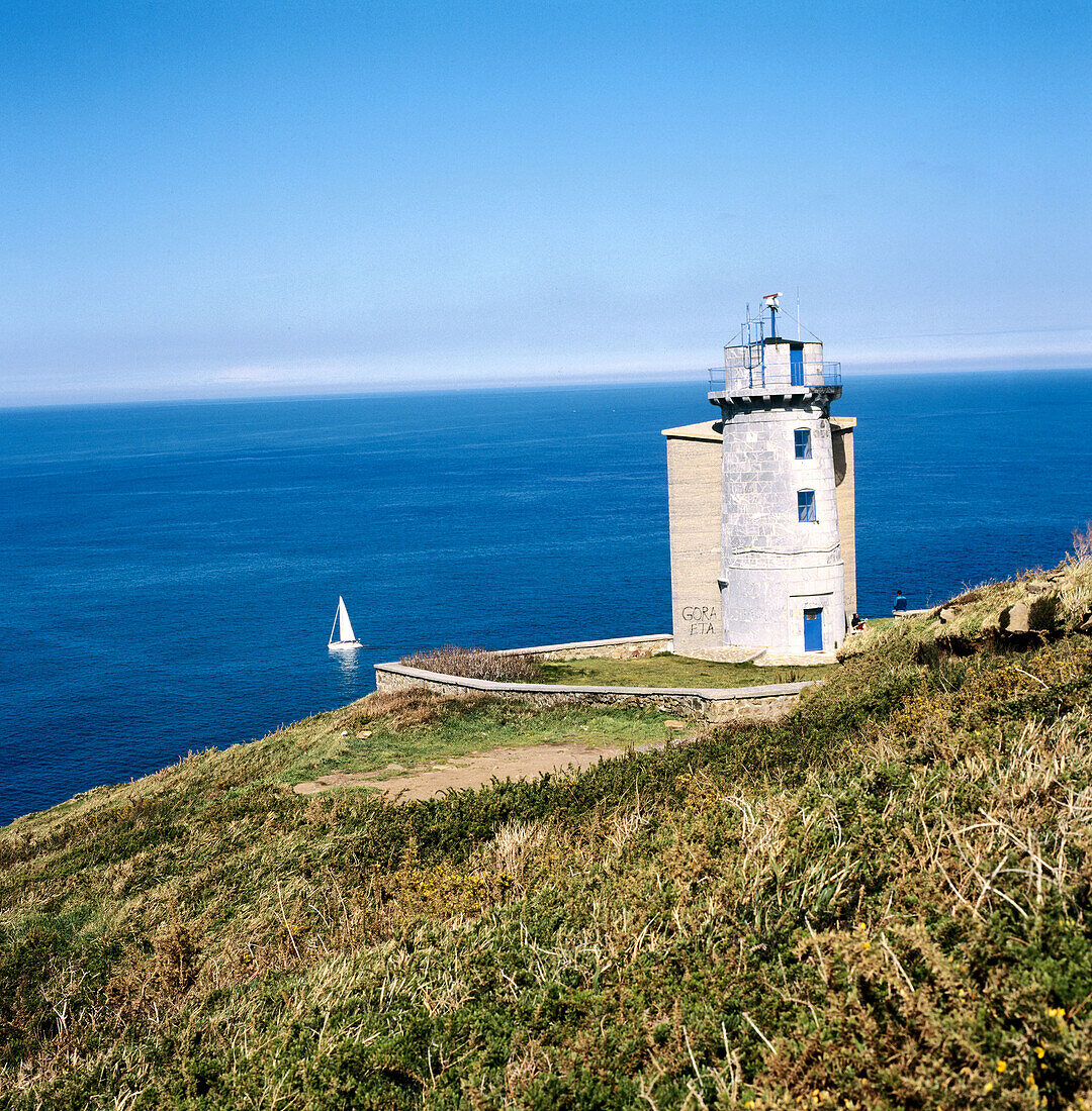 Leuchtturm. Kap Machichaco, Bermeo, Biskaya, Baskenland, Spanien