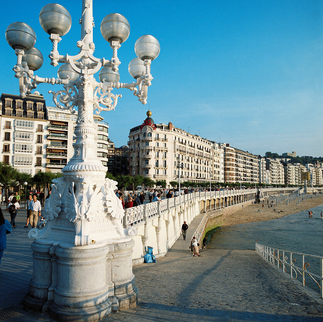 Hotel Londres und Detail der Straßenlampen. San Sebastián-Donostia. Guipúzcoa. Euskadi. Spanien