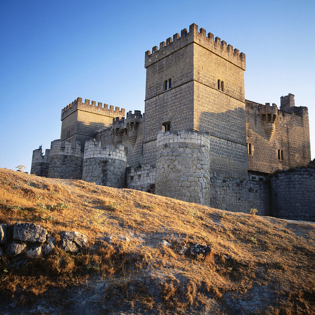 Burg, erbaut im 15. Jahrhundert. Ampudia. Provinz Palencia, Spanien