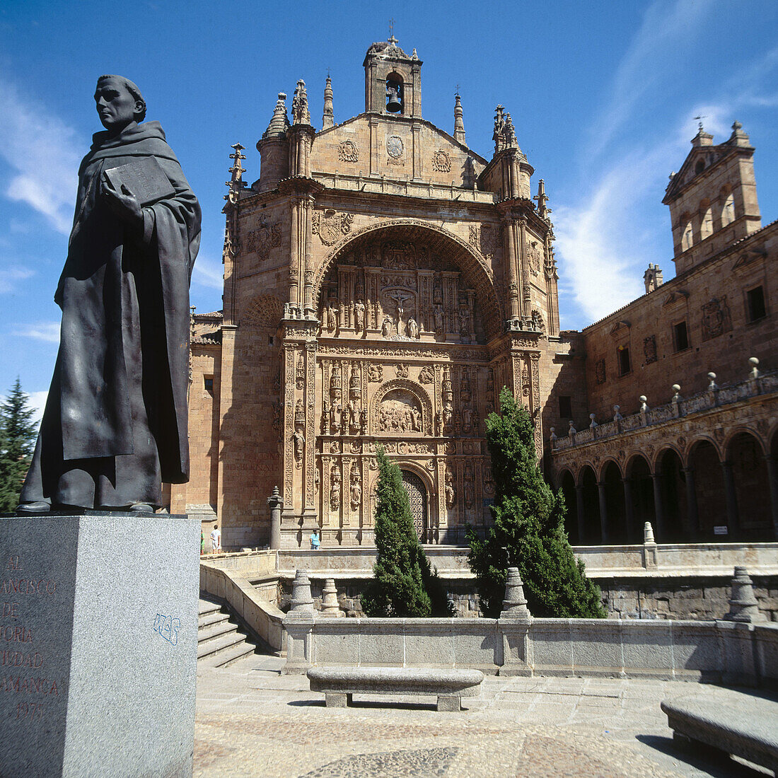 Denkmal für Fray Luis de León und Kirche San Esteban im Hintergrund. Salamanca. Spanien