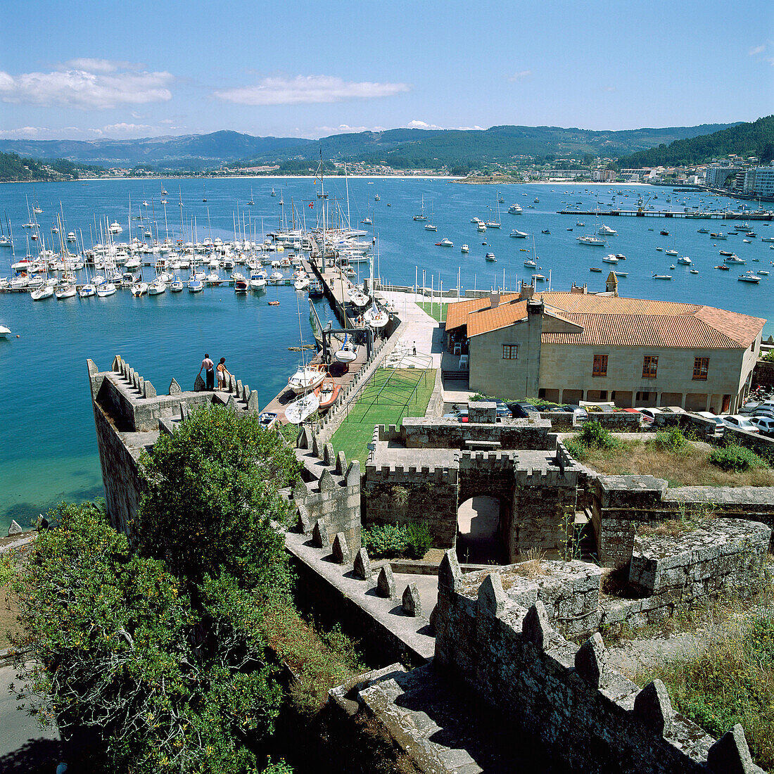 Schloss Monte Real und Jachthafen. Bayona, Provinz Pontevedra. Galicien, Spanien