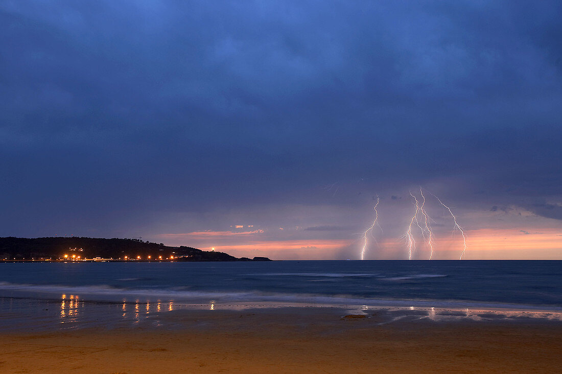 Sturm über Strand, Hendaye. Aquitaine, Atlantische Pyrenäen. Frankreich