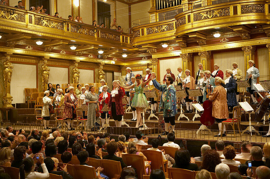 Interpretation von Mozarts Oper Die Zauberflöte. Wiener Mozart Orchester, Goldener Saal. Musikverein. Wien, Österreich.