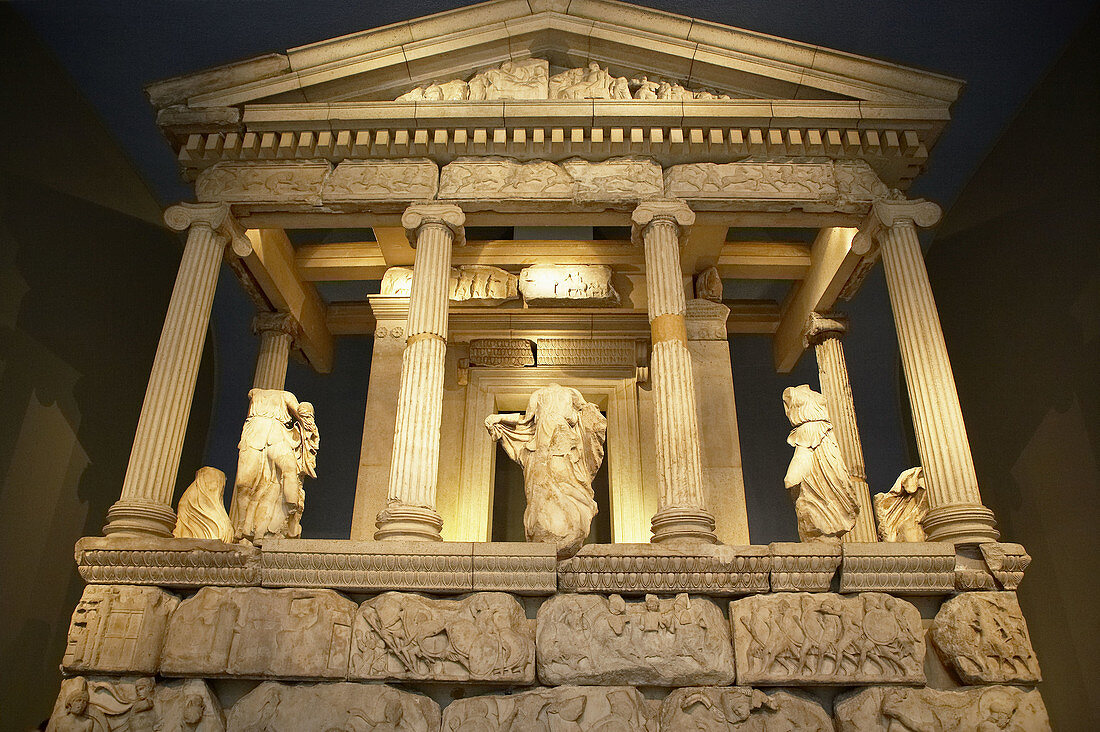 Statue aus dem Nereiden-Denkmal, Lykian, The British Museum, London. England. UK.