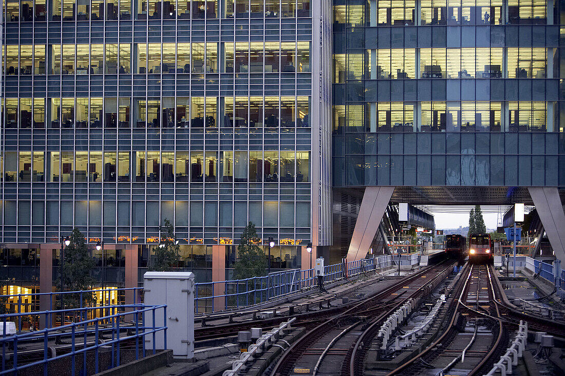 U-Bahn-Gleise und Bürogebäude, Canary Wharf, London. England, Vereinigtes Königreich