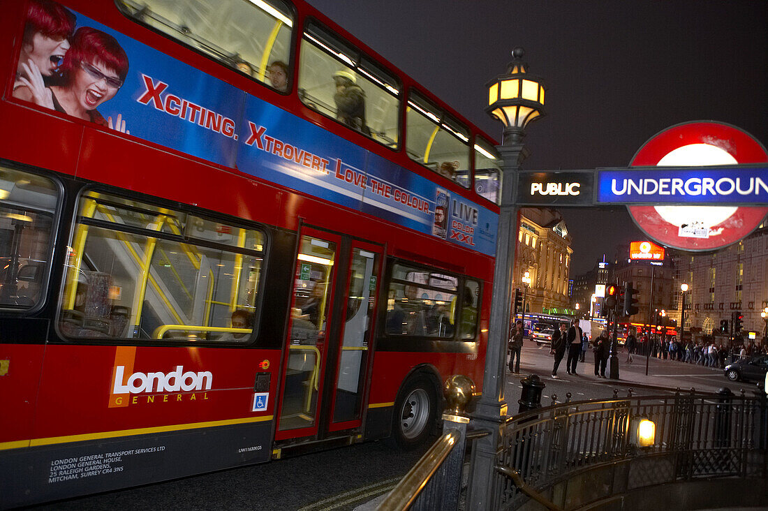 Bus und U-Bahn in Piccadilly Circus, London. England, Vereinigtes Königreich