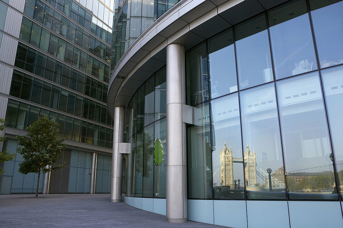 Southwark Crown Court, Bürogebäude mit Tower Bridge im Spiegel, London. England, Vereinigtes Königreich