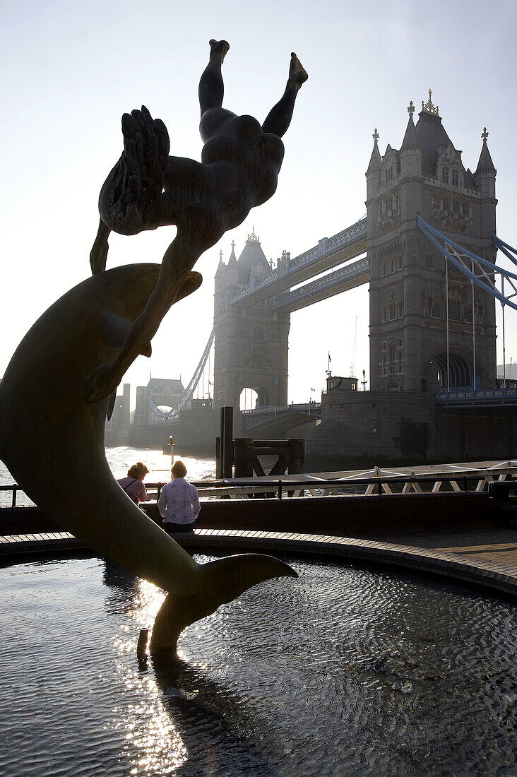 Girl with a Dolphin (Mädchen mit Delfin), Skulptur von David Wynne, Tower Bridge, London. England, Vereinigtes Königreich