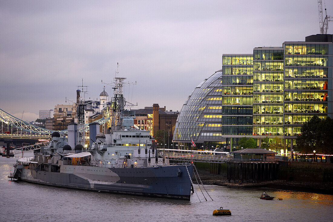 HMS Belfast, Southwark Crown Court, Rathaus, Fluss Themse, London. England, Vereinigtes Königreich