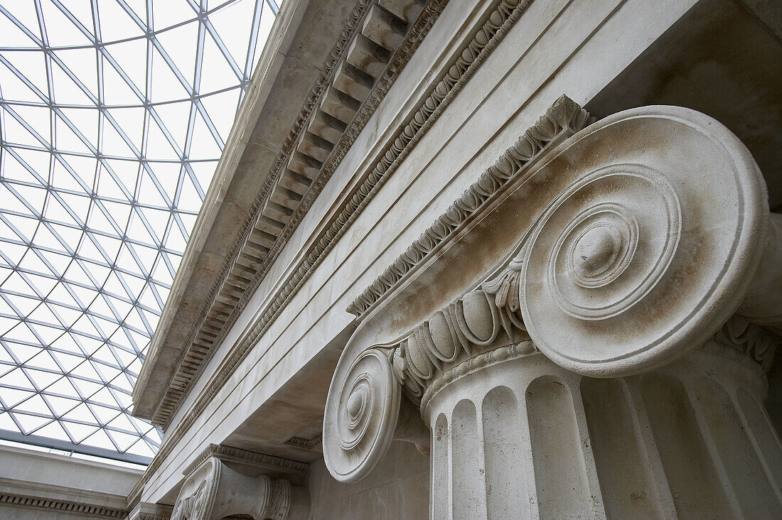 Ionische Säule im Great Court von Norman Foster für das Britische Museum, London. England, Vereinigtes Königreich