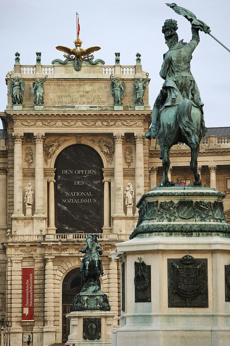 Statuen von Erzherzog Karl von Österreich und Prinz Eugen von Savoyen vor der Hofburg vom Heldenplatz aus gesehen, Wien. Österreich